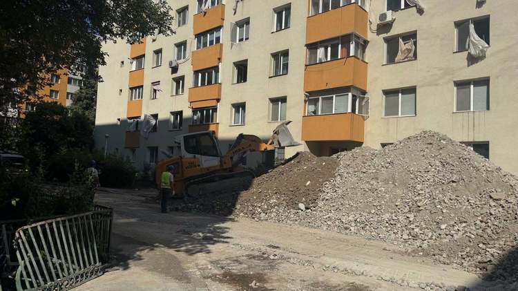 FOTO&VIDEO Atenție, cad balcoane! Un întreg balcon a căzut peste o mașină parcată, în București