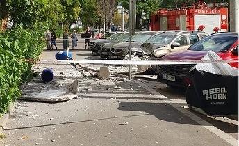 FOTO Atenție, cad balcoane! Un întreg balcon a căzut peste o mașină parcată, în București