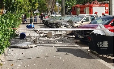 FOTO&VIDEO Atenție, cad balcoane! Un întreg balcon a căzut peste o mașină parcată, în București