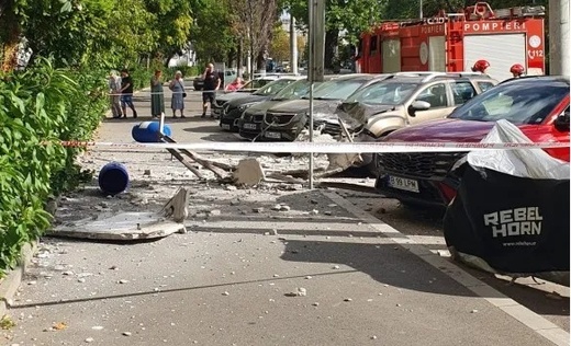 FOTO&VIDEO Atenție, cad balcoane! Un întreg balcon a căzut peste o mașină parcată, în București