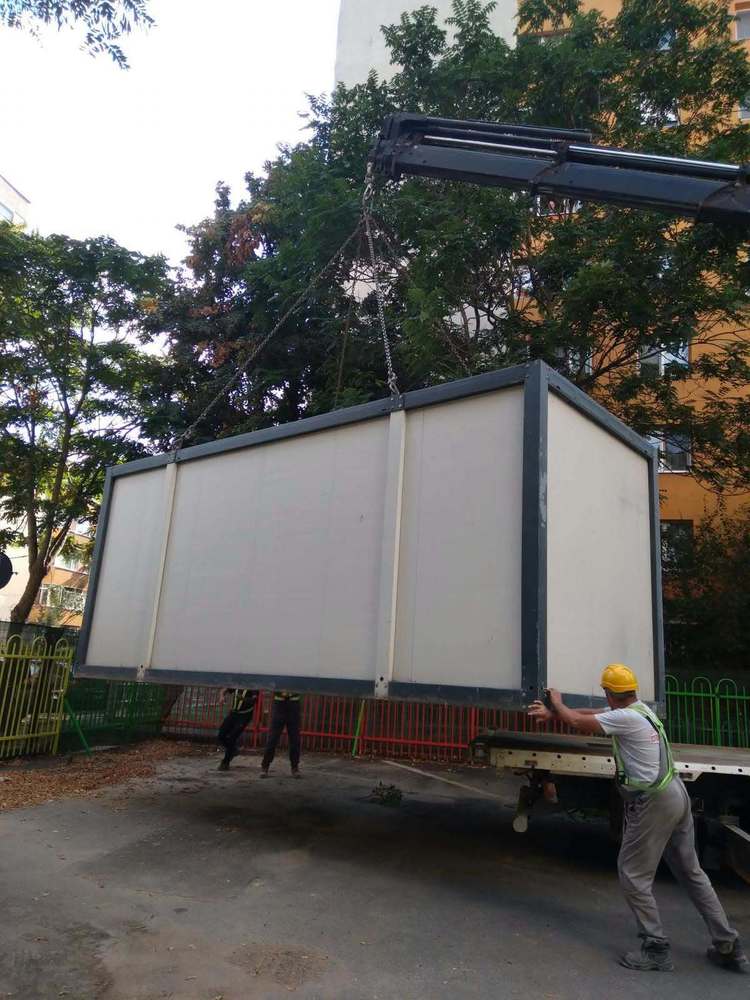 FOTO&VIDEO Atenție, cad balcoane! Un întreg balcon a căzut peste o mașină parcată, în București