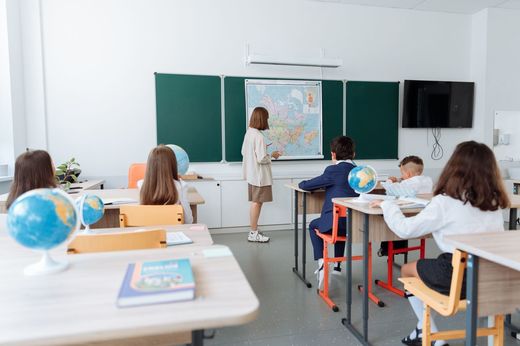 Amenzi pentru persoanele care intră în școală cu fața acoperită de văl. Italia înăsprește regulile pentru elevii străini