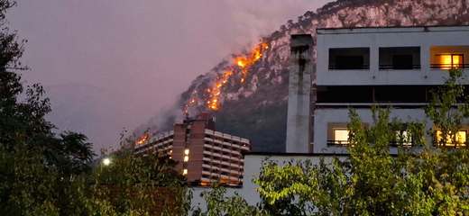 VIDEO&FOTO Băile Herculane, amenințate de un incendiu masiv