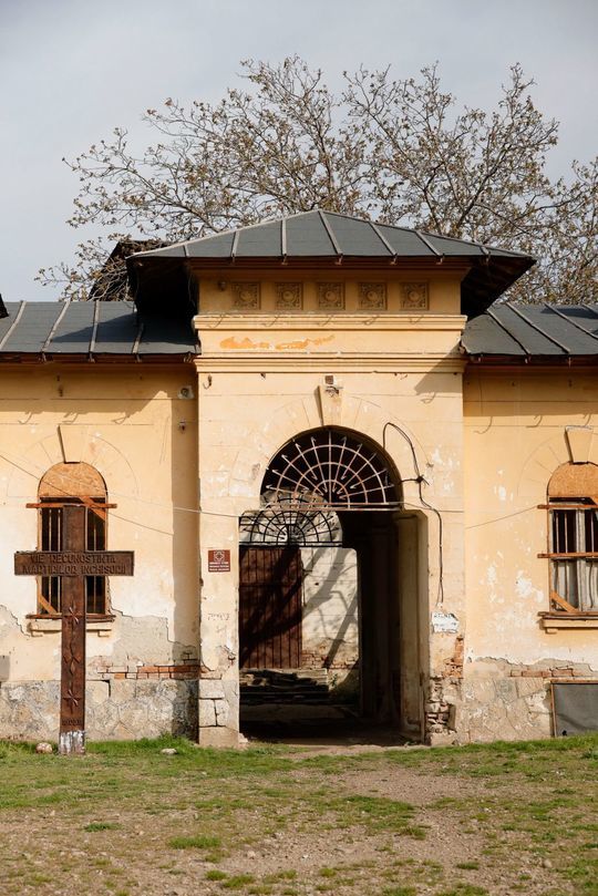 FOTO Ciolacu vrea să restaureze o închisoare
