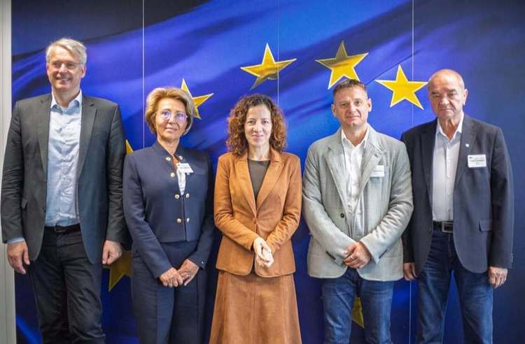 FOTO INEDIT Protest al românilor în fața Comisiei Europene pentru salariul minim. Sindicaliștii s-au dus la Bruxelles cerând deblocarea în România a negocierilor colective sectoriale în mediul privat și creșterea salariului minim din ianuarie
