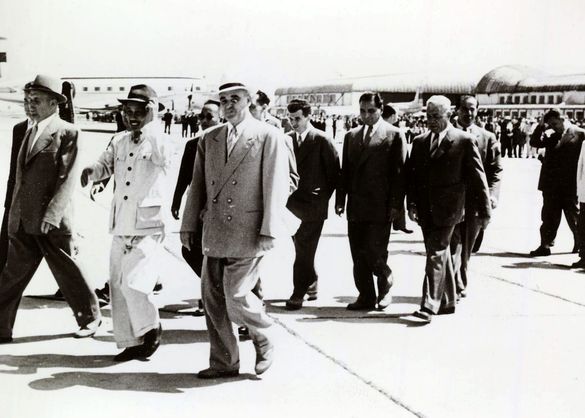 Aeroportul Băneasa, delegația R.D. Vietnam în frunte cu Ho Si Min, august 1957. Sursa: Fototeca online a comunismului românesc, cota 16/ 1957