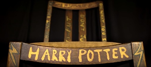 Un modest scaun din lemn, folosit de J.K. Rowling când a scris primele două volume "Harry Potter", vândut cu aproape 400.000 dolari