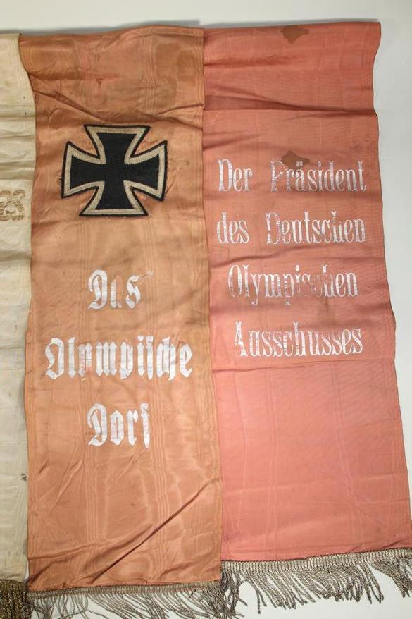 FOTO Bannere naziste de la Olimpiada din 1936, ale unui fost antrenor român de box, scoase la licitație