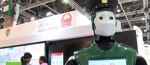 FOTO&VIDEO Primul robot polițist patrulează pe străzile din Dubai