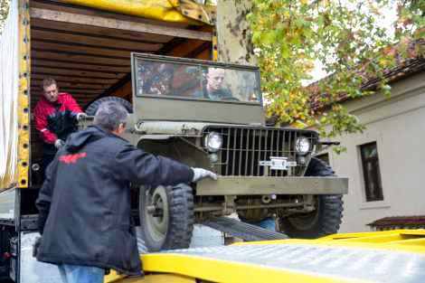 FOTO Patru vehicule istorice din colecția Regelui Mihai, repatriate din Elveția pentru a fi expuse la castelul Săvârșin