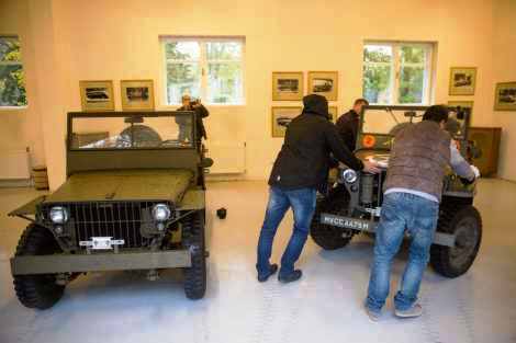 FOTO Patru vehicule istorice din colecția Regelui Mihai, repatriate din Elveția pentru a fi expuse la castelul Săvârșin