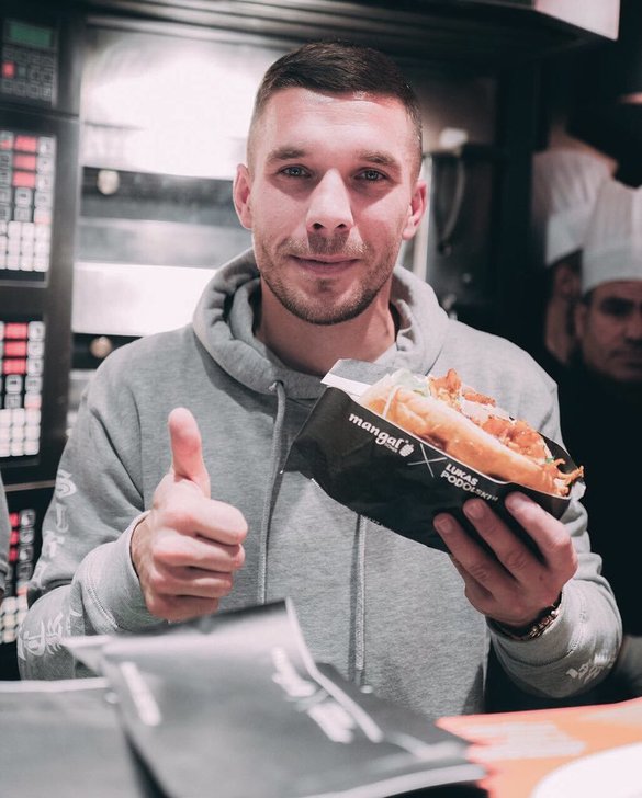 FOTO&VIDEO Fanii au stat la coadă cinci ore la deschiderea restaurantului fotbalistului Lukas Podolski