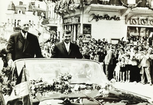 Licitația "Epoca de Aur" la Artmark: Cadouri primite de soții Ceaușescu și fotografii rare cu Fidel Castro sau De Gaulle