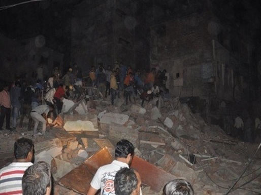 VIDEO Un hotel din India s-a prăbușit după ce a fost izbit de o mașină: zece persoane au decedat