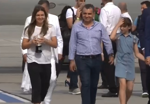 FOTO Halep a ajuns la București după câștigarea Roland Garros, prezentând o replică a trofeului la aeroport, după selfie-uri cu piloții în carlingă