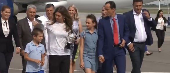 FOTO Halep a ajuns la București după câștigarea Roland Garros, prezentând o replică a trofeului la aeroport, după selfie-uri cu piloții în carlingă
