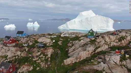 Un aisberg de 11 milioane de tone amenință o așezare pescărească din Groenlanda