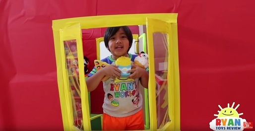 VIDEO Un puști de 7 ani prezintă jucării pe YouTube și a câștigat 22 de milioane de dolari într-un an