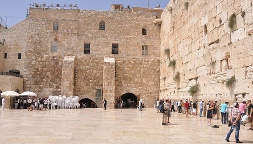 Zidul Plângerii din Ierusalim, curățat de miile de mesaje depuse în crăpături