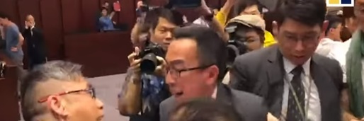 VIDEO Încăierare în parlamentul din Hong Kong: Mai mulți deputați răniți