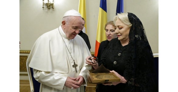 VIDEO Dăncilă i-a dăruit Papei un ceas al cărui cadran include și pământ românesc și o curea lucrată manual