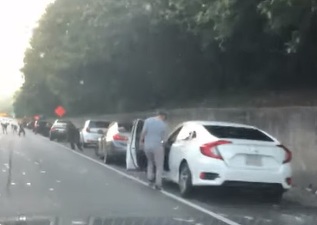 VIDEO ''Ploaie de bancnote'' pe o autostradă, după ce ușa unui camion blindat s-a deschis