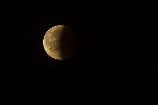 Eclipsa parțială de Lună, vizibilă în România în noaptea de marți spre miercuri