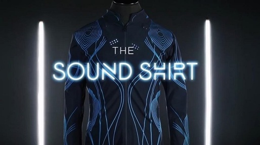 O cămașă high-tech creată la Londra ajută persoanele cu deficiențe de auz să simtă muzica