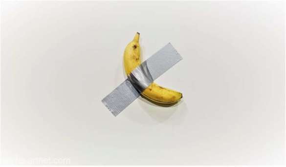 FOTO O banană lipită cu bandă adezivă, vândută cu 120.000 de dolari la un târg de artă din Miami