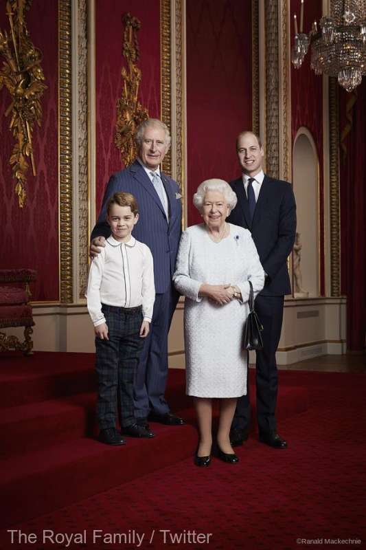 FOTO O fotografie pentru intrarea în noul deceniu - Regina Elisabeta a II-a a pozat alături de moștenitorii tronului