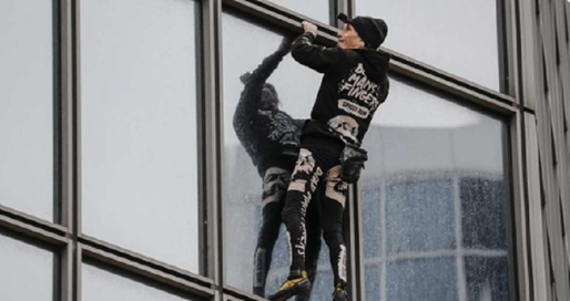 ”Spiderman”-ul francez Alain Robert escaladează Turnul Total din cartierul financiar La Défense, în semn de susținere a grevei împotriva reformei pensionării
