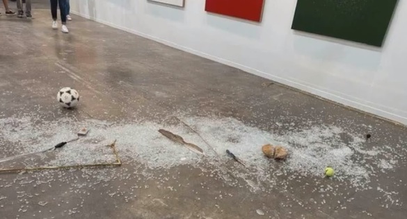 FOTO Un critic de artă a distrus din greșeală o lucrare în valoare de 20.000 de dolari expusă la un târg din Mexic