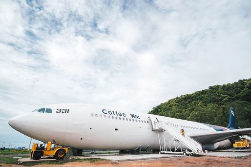 FOTO O cafenea amenajată într-un avion dezafectat din Thailanda oferă clienților posiblitatea de a se simți din nou ''pasageri''
