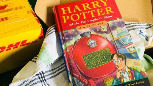 Un exemplar din prima ediție a „Harry Potter și Piatra Filozofală”, vândut în licitație pentru 60.000 de lire sterline