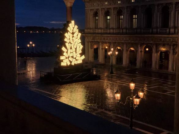 FOTO În Piața San Marco din Veneția a fost amplasat un brad de Crăciun... digital