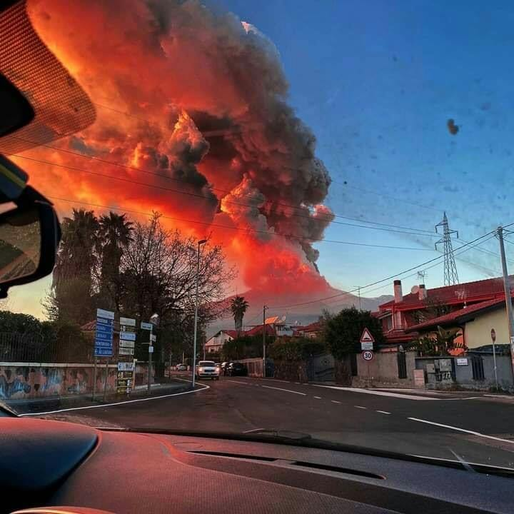 Vulcanul Etna a erupt spectaculos și a expulzat lavă și cenușă peste Sicilia