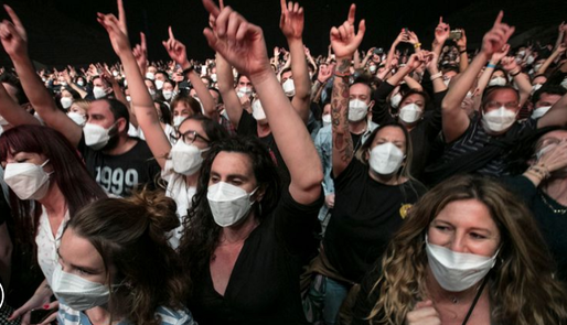 VIDEO Cinci mii de oameni au participat la un concert rock în Barcelona după ce au fost testați pentru Covid-19 în aceeași zi