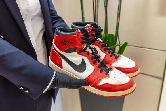 FOTO O pereche de încălțăminte sport purtată de legenda baschetului american Michael Jordan, vândută cu peste 152.000 de dolari