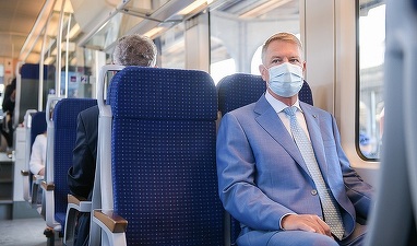 FOTO Iohannis postează o fotografie din tinerețe, în contextul zilei de 1 Iunie, generând un val de comentarii, incluzând și ironii