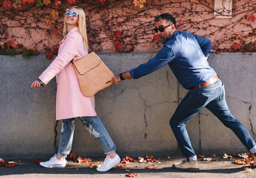 PRIMA TV - Afacere românească de succes cu genți de lux. Gerard Butler și premierul Australiei au în garderoba lor un produs confecționat la Oradea