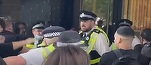 VIDEO Protestatari britanici împotriva vaccinării au pătruns într-un imobil pentru a ataca BBC. Au greșit însă clădirea 