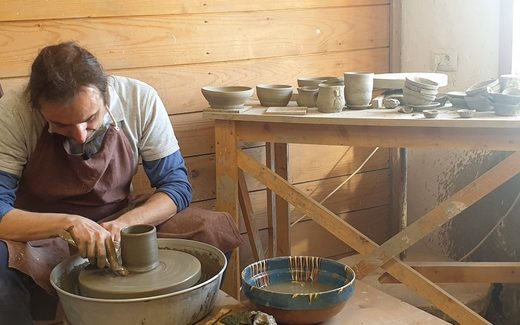 VIDEO Prima TV: Tradiții înviate cu fonduri europene. O educatoare a deschis un atelier de olărit într-un fost adăpost pentru animale