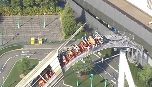 VIDEO Zeci de persoane, blocate în cel mai înalt punct al unui roller coaster din parcul de distracții Universal Studios Japan din Osaka