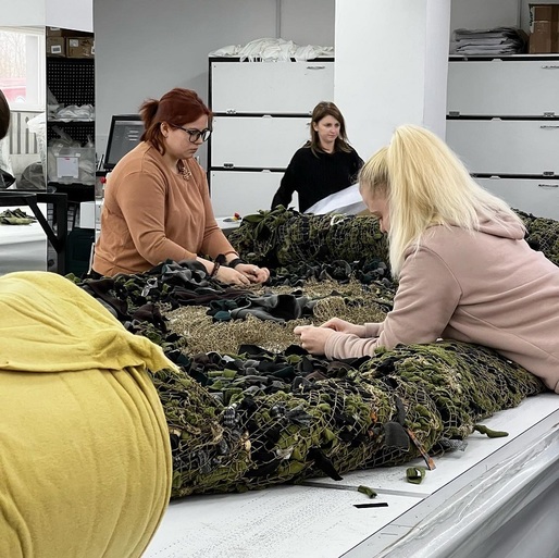FOTO Un celebru brand ucrainean, producător de rochii decadente de mireasă, fabrică ținute și veste de asalt