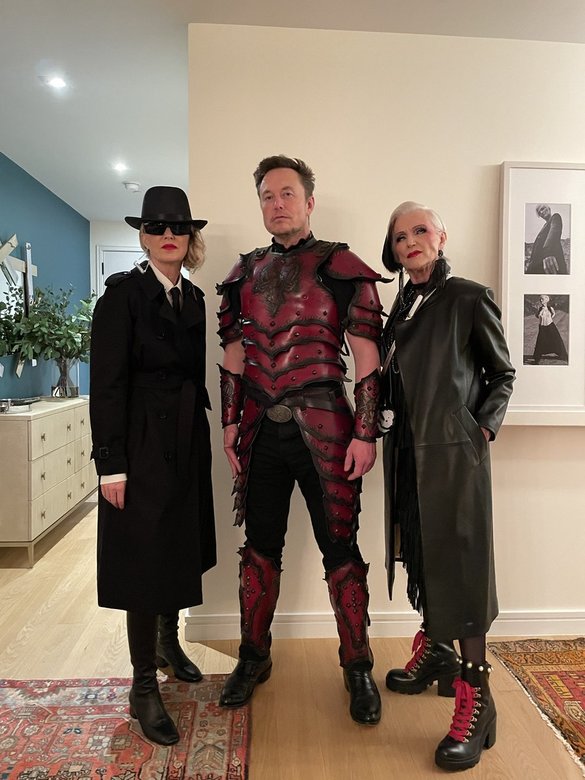 FOTO Elon Musk anunță cum a fost îmbrăcat de Halloween - În samurai, alături de mama sa 