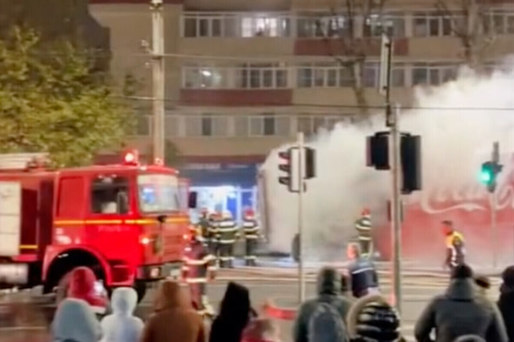 VIDEO&FOTO INEDIT Celebrul camion Coca-Cola al lui Moș Crăciun a luat foc în București