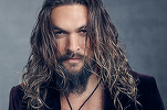 Actorul Jason Momoa, originar din Hawaii, le spune turiștilor să nu viziteze insula. Localnicii, revoltați de oamenii veniți în vacanță, care înoată în apele unde ei își caută morții