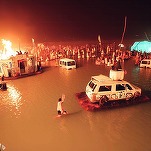 FOTO&VIDEO Zeci de mii de participanți la festivalul Burning Man, blocați în deșertul Nevada din cauza ploii și a noroiului. Penurie de apă și alimente