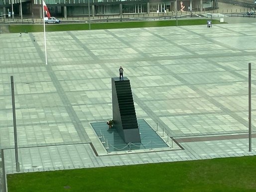VIDEO Un bărbat s-a urcat pe un monument din piața centrală din Varșovia și amenință că se aruncă în aer
