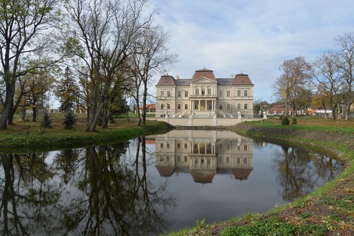 FOTO Castelul Bánffy, construit de una dintre cele mai longevive dinastii nobiliare din Transilvania, a fost restaurat. Domeniul - incendiat de naziști și lăsat fără cărămizi de săteni